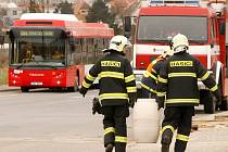 Zásah hasičů při srážce dvou osobních aut na křižovatce znojemských ulic Přímětické a Únanovské.