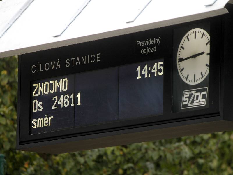 Od 14. října 2015 má Znojmo novou železniční zastávku Zniojmo - nemocnice. První vlak z Okříšek přijel ve 14.45 hodin.