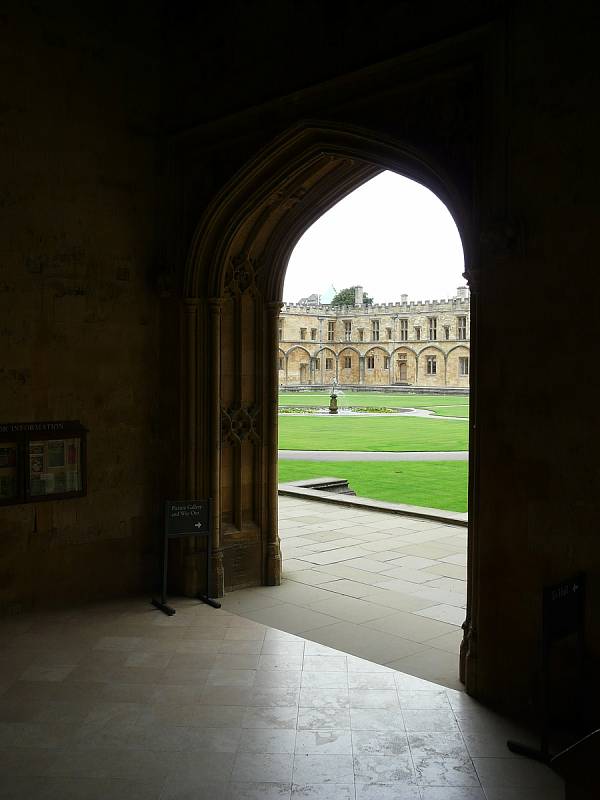 Ve stopách filmařů za příběhem Ve stopách filmařů za příběhem Harry Pottera. Ve filmech si zahrála oxfordská kolej Christ Church.