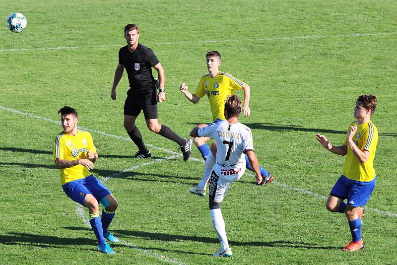 Tasovičtí fotbalisté (v bílém) zvítězili v neděli na domácím hřišti 6:0 nad celkem Velké Bíteše v rámci 7. kola divize D.