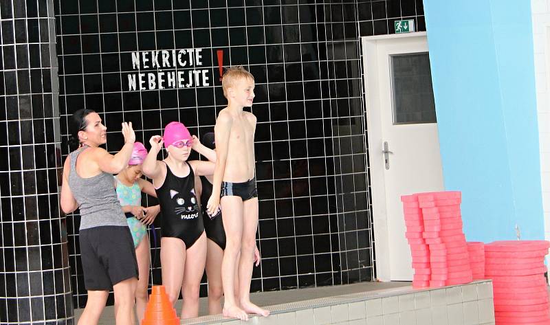 Děti ze základní školy JUDr. Josefa Mareše ve Znojmě si v úterý dopoledne užívaly lekci plavání v lázních.