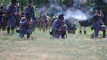 Na tři sta příznivců vojenské historie v rakouských a francouzských uniformách předvedlo ukázky z napoleonské bitvy u Znojma v roce 1809.