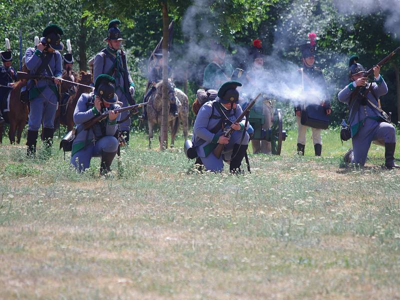 Na tři sta příznivců vojenské historie v rakouských a francouzských uniformách předvedlo ukázky z napoleonské bitvy u Znojma v roce 1809.