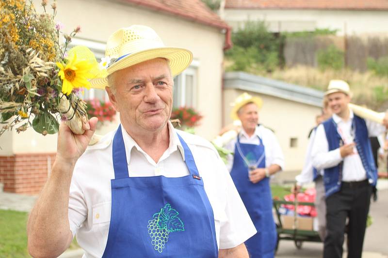 Slavnost Zarážení hory zažili v sobotu už potřetí obyvatelé Tasovic a pořáající Spolek vinařů svatého Klementa. Všude bylo plno vína, krojů a moravských písniček.