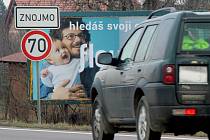 Těsně před vjezdem do Znojma od Prahy může pozornost řidičů ovlivnit trojice billboardů vedle sebe. Jsou těsně u značky začátek obce s omezením rychlosti. Následuje řada billboardů v zahrádkách. V sezoně zde bývá prodej ovoce a zeleniny.