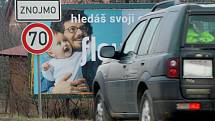 Těsně před vjezdem do Znojma od Prahy může pozornost řidičů ovlivnit trojice billboardů vedle sebe. Jsou těsně u značky začátek obce s omezením rychlosti. Následuje řada billboardů v zahrádkách. V sezoně zde bývá prodej ovoce a zeleniny.