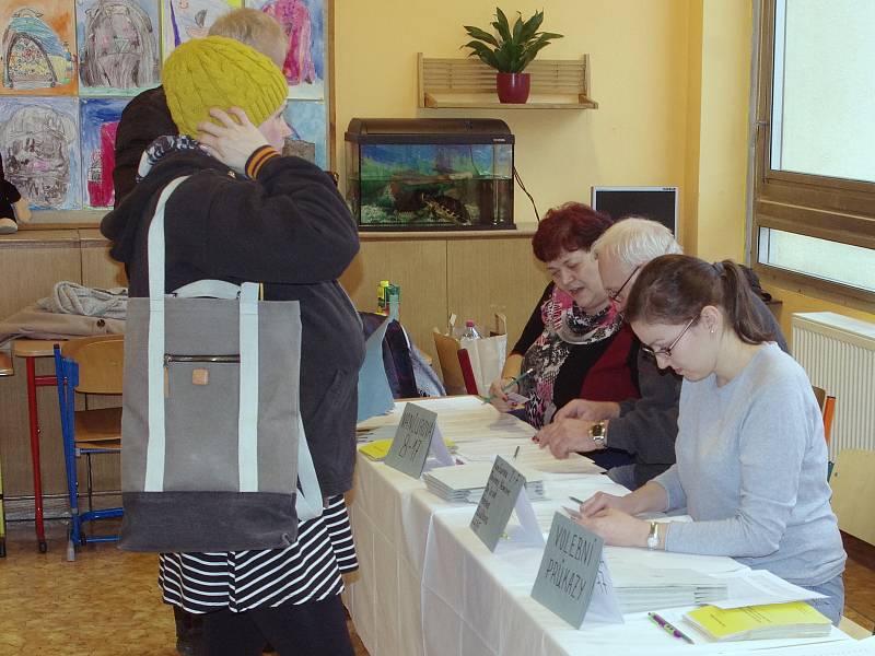 Ve třech volebních místnostech ve škole u znojemského Jubilejního parku bylo bezprotředně po zahájení voleb rušno.