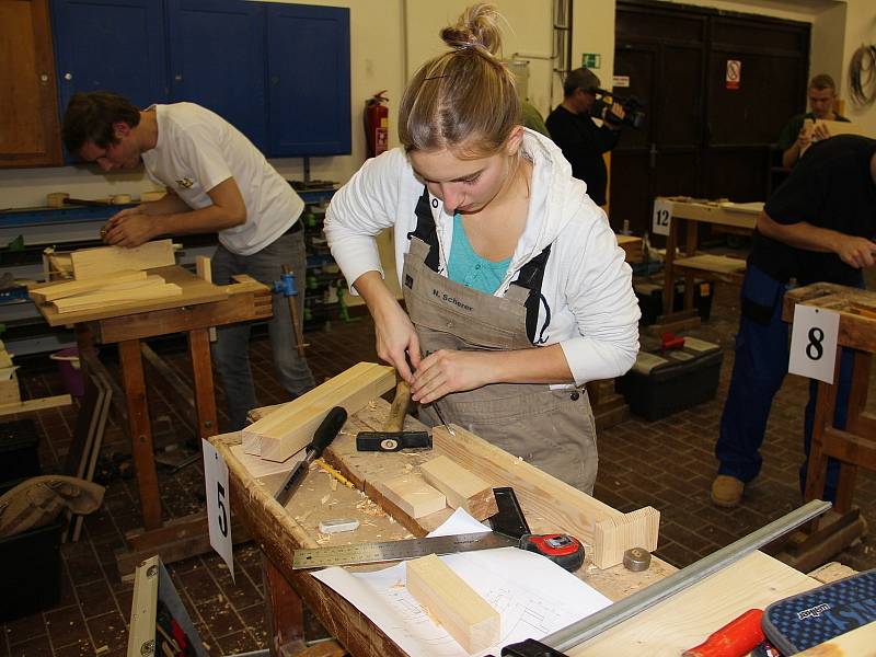 Budoucí truhláři z moravských a rakouských škol se na znojemském učilišti Uhelná utkali při výrobě dřevěných stoliček.