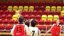 Znojemští basketbalisté (v červeném) porazili Spartak Hluk 78:43.