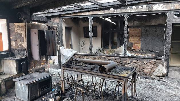 Dům je po požáru z velké časti naprosto zničený. Podle hasičů se plameny rozšířily od udírny.