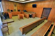 Krajský soud v Brně se měl v úterý začít zabývat případem dvojnásobné vraždy ve Znojmě. Soud měl začít v devět hodin ráno. Nedostavil se ale jeden z přísedících, a tak bylo hlavní líčení odloženo na středu.