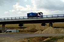 Od 1. srpna řidiči kyvadlově využívají nový most na trase budoucího obchvatu Znojma.