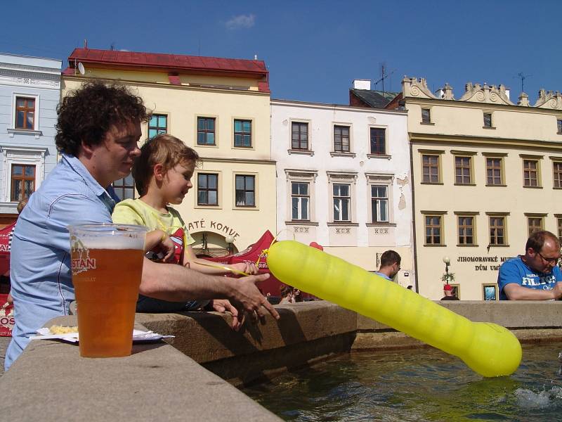 Centrum Znojma patřilo v sobotu milovníkům zlatavého moku a dobré muziky. Slavnosti piva Hostan a slunečné počasí přilákaly stovky lidí.