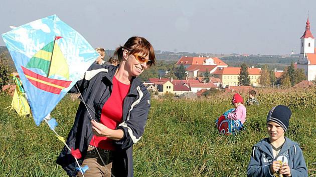 Desítky pestrobarevných draků, ale také složité létající makety domácí výroby, zaplnily v sobotu odpoledne nebe nad Jevišovicemi.