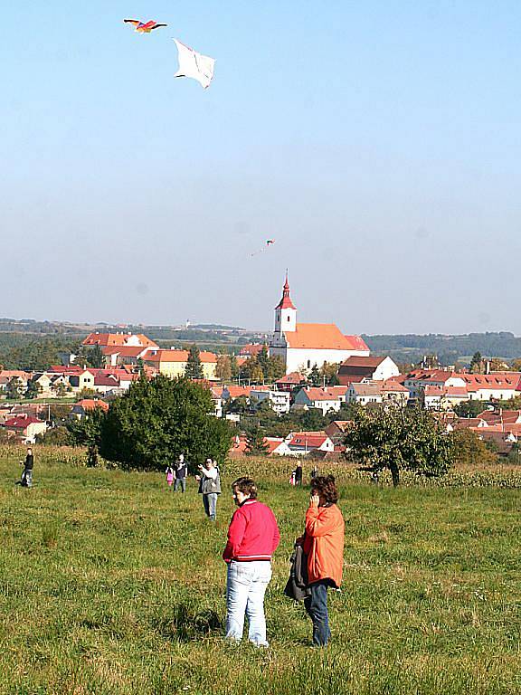 Desítky pestrobarevných draků, ale také složité létající makety domácí výroby, zaplnily v sobotu odpoledne nebe nad Jevišovicemi.