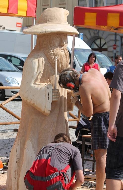 Řezbáři již ve čtvrtek dopoledne finišovali s výrobou dvoumetrových dubových soch v centru Znojma. 