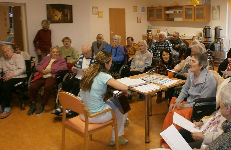 Klienti Domova seniorů v Šanově na Znojemsku při zpívání koled.