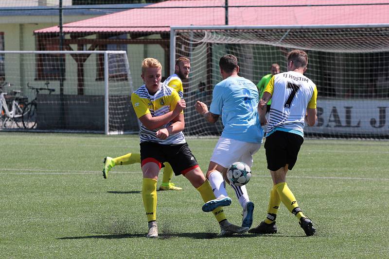 Fotbalisté Jevišovic/Mikulovic (v modrém) porazili ve třetím kole Region Cupu celek Hostimi 3:2.