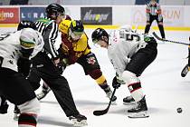 Hokejoví Orli Znojmo (v bílém) doma porazili ve 14. kole Chance Ligy tým Dukly Jihlava 3:2.