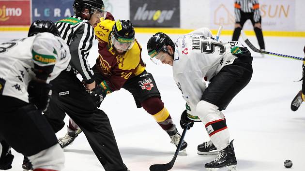 Hokejoví Orli Znojmo (v bílém) doma porazili ve 14. kole Chance Ligy tým Dukly Jihlava 3:2.