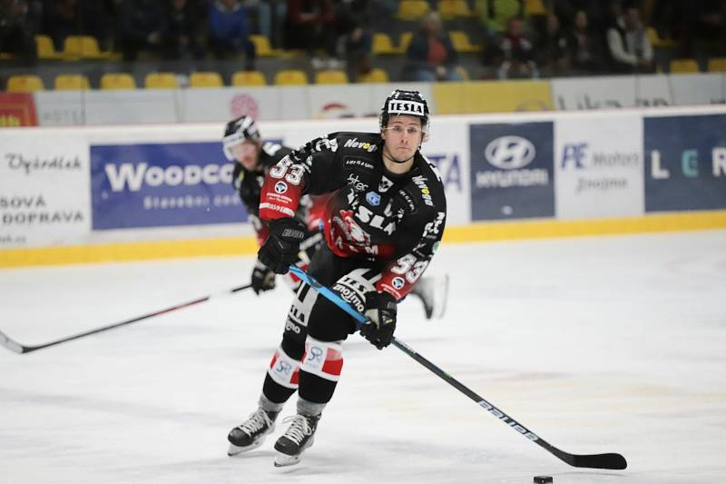 Hokejisté Znojma (v černém) uvítali doma v rámci 9. kola mezinárodní soutěže ICEHL tým rakouského Villachu.