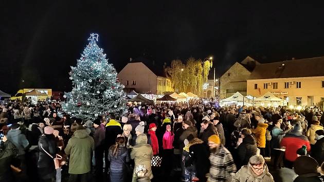 Vánoční strom v Miroslavi slavnostně rozsvítili v sobotu 25. listopadu.