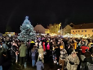 Vánoční strom v Miroslavi slavnostně rozsvítili v sobotu 25. listopadu.