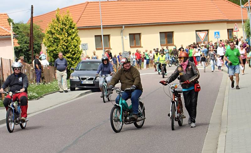 Devátý ročník akce nazvané Setkání mopedů pořádali nadšenci z Dobšic.