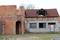 HRUBÁ STAVBA. Střed vesnice v Těšeticích hyzdí déle než patnáct let nedokončená stavba kulturního domu.