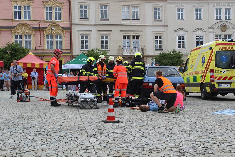 Složky integrovaného záchranného systému předvedly zásah u simulované havárie v centru Znojma.