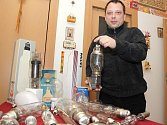 Pětatřicetiletý Roman Hrubý sbírá žárovky a výbojky.