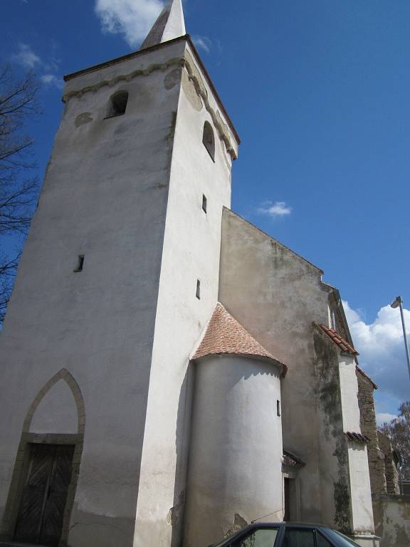 Na první jarní vyjížďku po okolí se vždy těší návštěvníci zdejšíhomoto srazu. Ve vsi je barokní bývalá německá škola, která byla postavena v osmnáctém století.