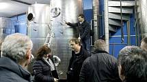 Odborná porota přijela navštívit také Vinařství rodiny Špalkovy. Experti se podívali do vinohradů a především do míst, kde vinaři vyrábějí svá vína.