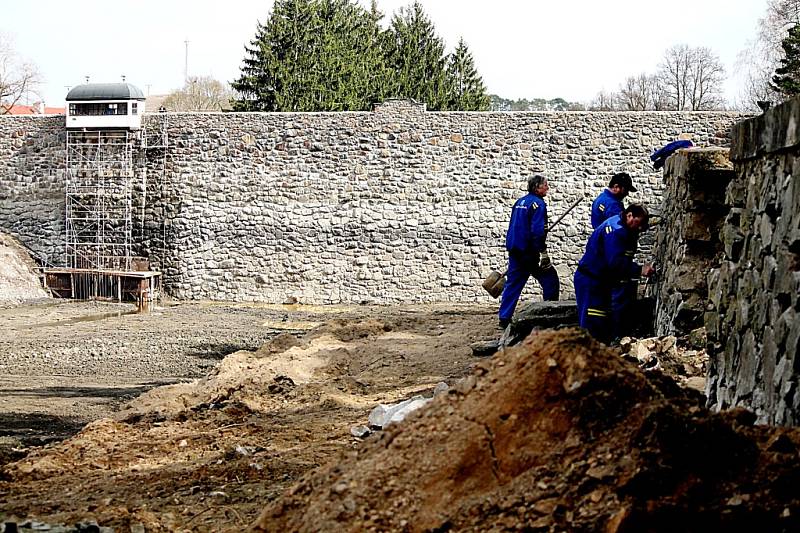 Čištění jevišovické přehrady pokračuje v těchto dnech opravou zpevňujících zdí i samotné hráze. Hotovo má být do konce dubna.