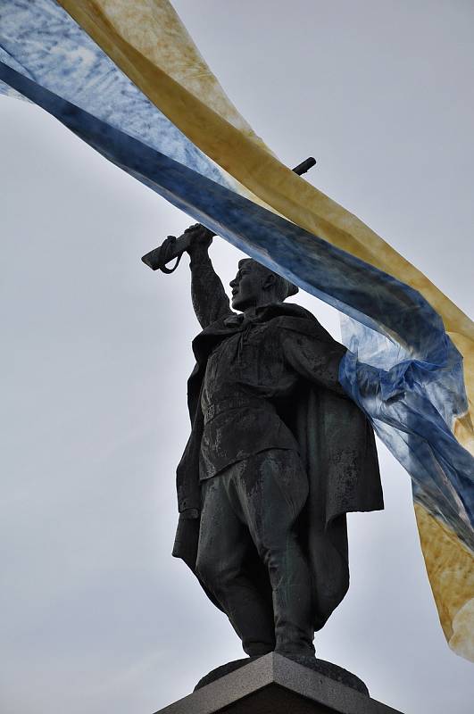 Protest proti válce dali najevo obyvatelé Znojma. Sochu rudoarmějce na Mariánském náměstí zahalili do barev Ukrajiny.