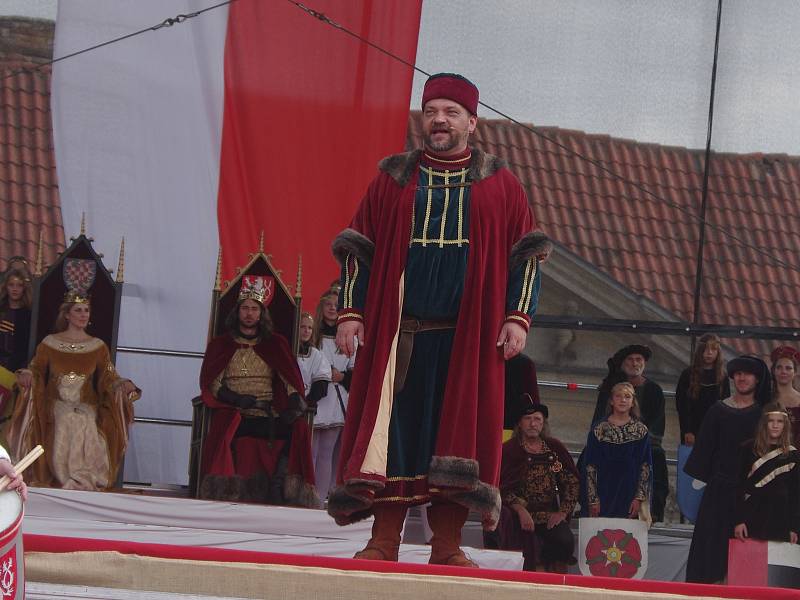 Znojmo slavilo tradiční historické vinobraní. Purkmistr vítá panovnický pár.