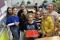 Pětice mladých Američanů oslavila Den díkůvzdání s žáky znojemské základní školy Pražská.