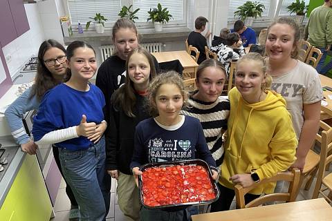 Pětice mladých Američanů oslavila Den díkůvzdání s žáky znojemské základní školy Pražská.