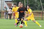 Prohru 2:4 přineslo utkání 22. kola 1.A třídy skupina FK Znojmo (v tmavém) - TJ Sokol Dobšice.