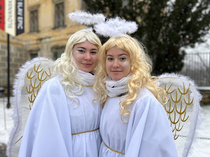 V neděli pozdě odpoledne vyrazil průvod čertů, andělů a Mikuláše z krumlovského zámku do ulic města.