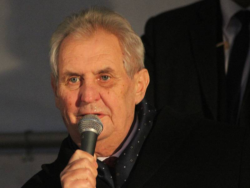 Prezident republiky Miloš Zeman navštívil na pozvání hejtmana kraje i Moravský Krumlov. Odpoledne věnoval hodinku a půl také dotazům lidí, se kterými se setkal v sousedství hotelu Rokiten.