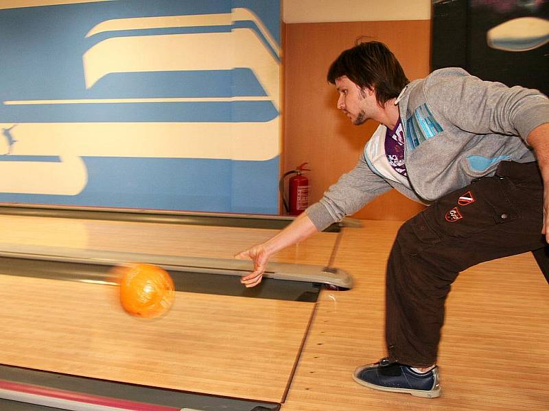 Šest týmů hráčů bowlingu se utkalo také v přímětickém Bowling baru.