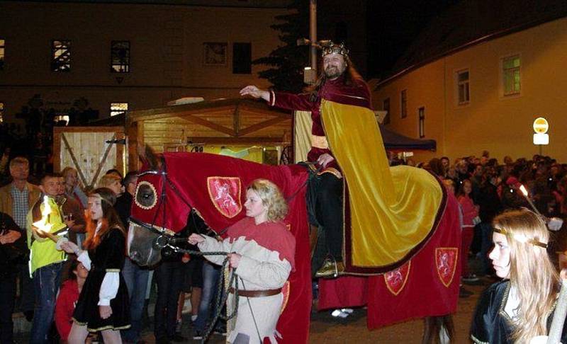 Již druhý den žije Znojmo Vinobraním. V pátek večer a sobotu odpoledne zaplnily davy lidí centrum města, aby pozdravily krále Jana Lucemburského s chotí Eliškou Přemyslovnou. Historický průvod tvořily stovky lidí a pětatřicet koní. 