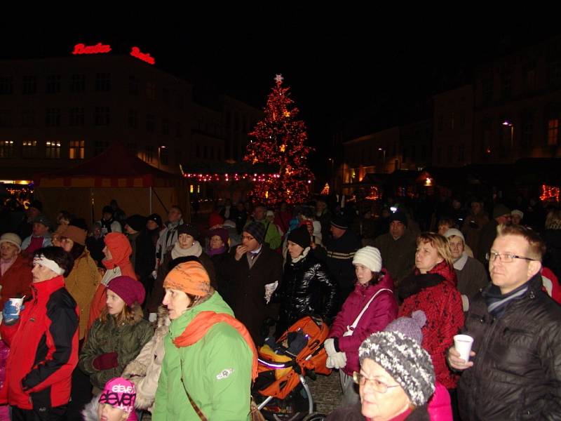 Asi stovka lidí dorazila na Horní náměstí ve Znojmě na akci Česko zpívá koledy, kterou pořádaly Deníky Rovnost na řadě míst země. Koledy zazpívalo na pódiu asi dvacet členů Pěveckého sdružení Vítězslav Novák spolu se členy redakce Znojemského deníku. 