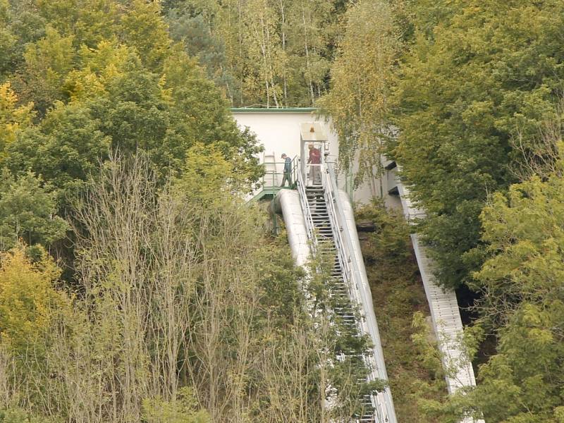 Pitnou vodu, po patřičných úpravách, má většina obyvatel z Třebíčska díky ve střední Evropě unikátnímu plovoucímu stroji. Čerpací stanice sousedí s místem známým jako Orlí hnízdo.