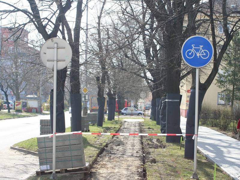 V části ulice Pražská ve Znojmě budují dělníci novou cyklostezku. Mezi lípami u budovy policie.