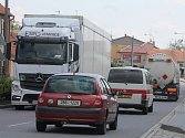 Tisíce aut projíždí denně Kuchařovicemi, kde čekají na opravu průtahu.