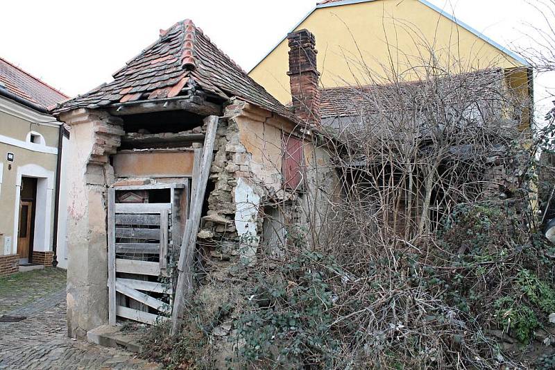 Přestože se už skoro dvacet let mluví o demolici, ruina domku v ulici Slepá v městské památkové rezervaci ve Znojmě stále ohrožuje kolemjdoucí.