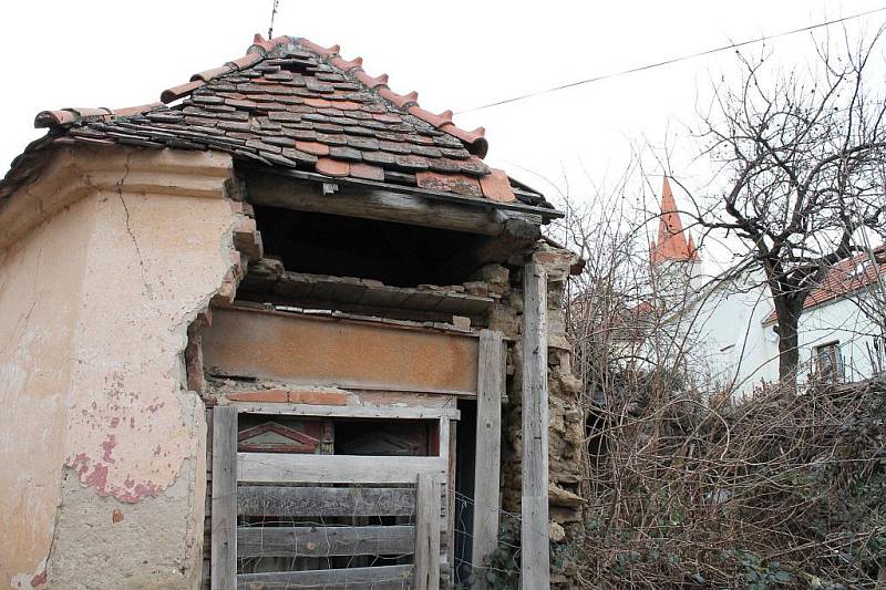 Přestože se už skoro dvacet let mluví o demolici, ruina domku v ulici Slepá v městské památkové rezervaci ve Znojmě stále ohrožuje kolemjdoucí.