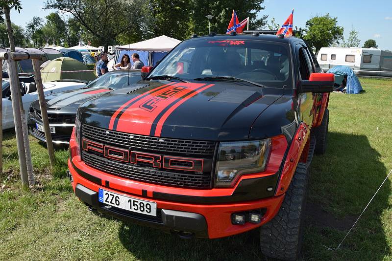 Do Pasohávek o víkendu přijelo přes patnáct stovek amerických aut, motorek a jejich fanoušků.